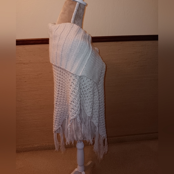 Say What?~White Neutral Waffle Knit Fringe Large Collar Poncho - Picture 11 of 16